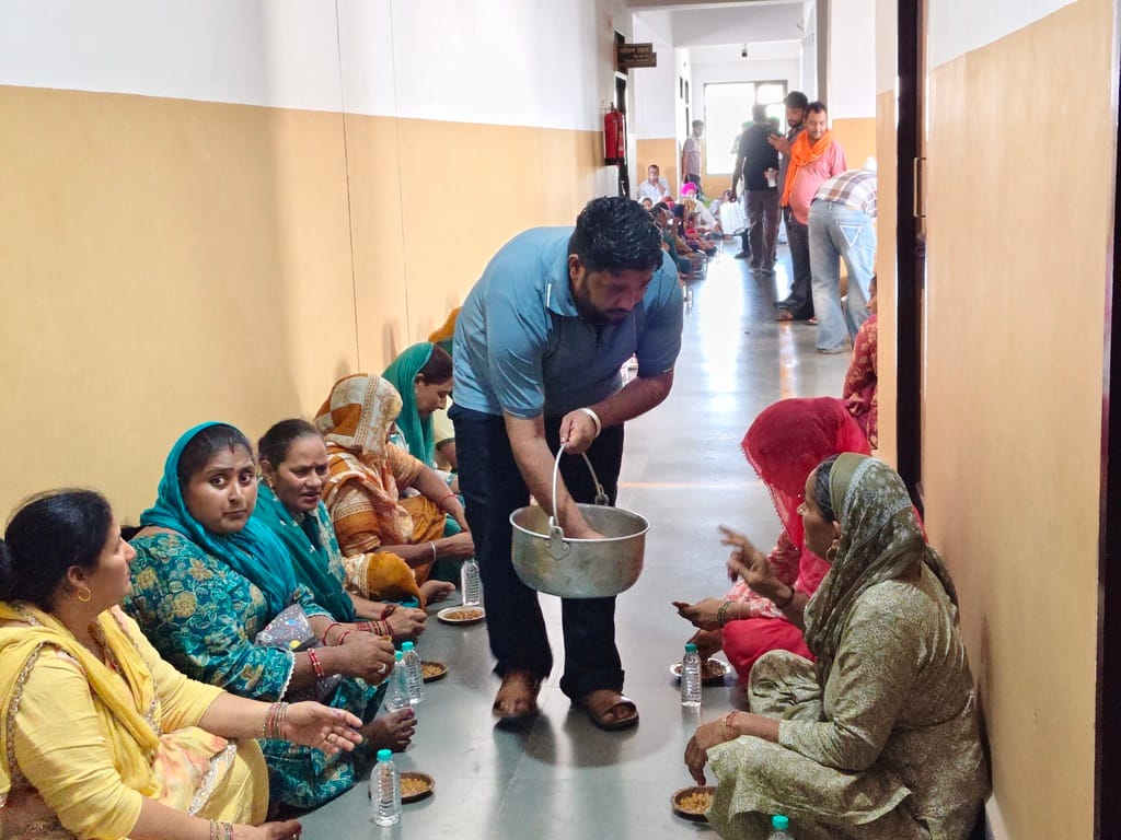 डीसी कार्यालय परिसर में अपनी मांगों को लेकर एकत्रित बसोली पंचायत की जनता। संवाद डीसी कार्यालय परिसर में अपनी मांगों को लेकर एकत्रित बसोली पंचायत की जनता। संवाद