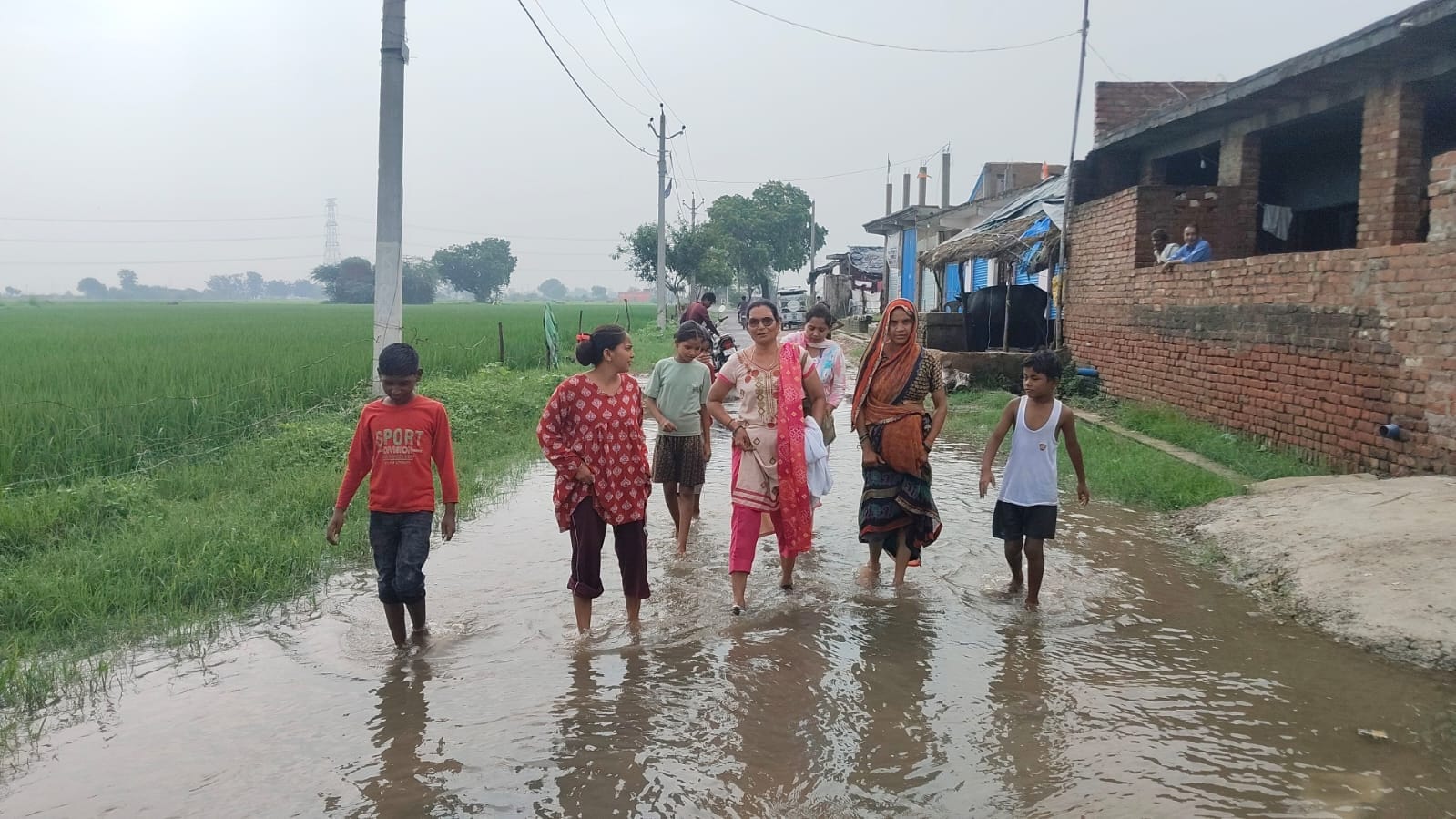 फफूंद स्थित स्कूल में भरे पानी में खड़े बच्चे।संवाद