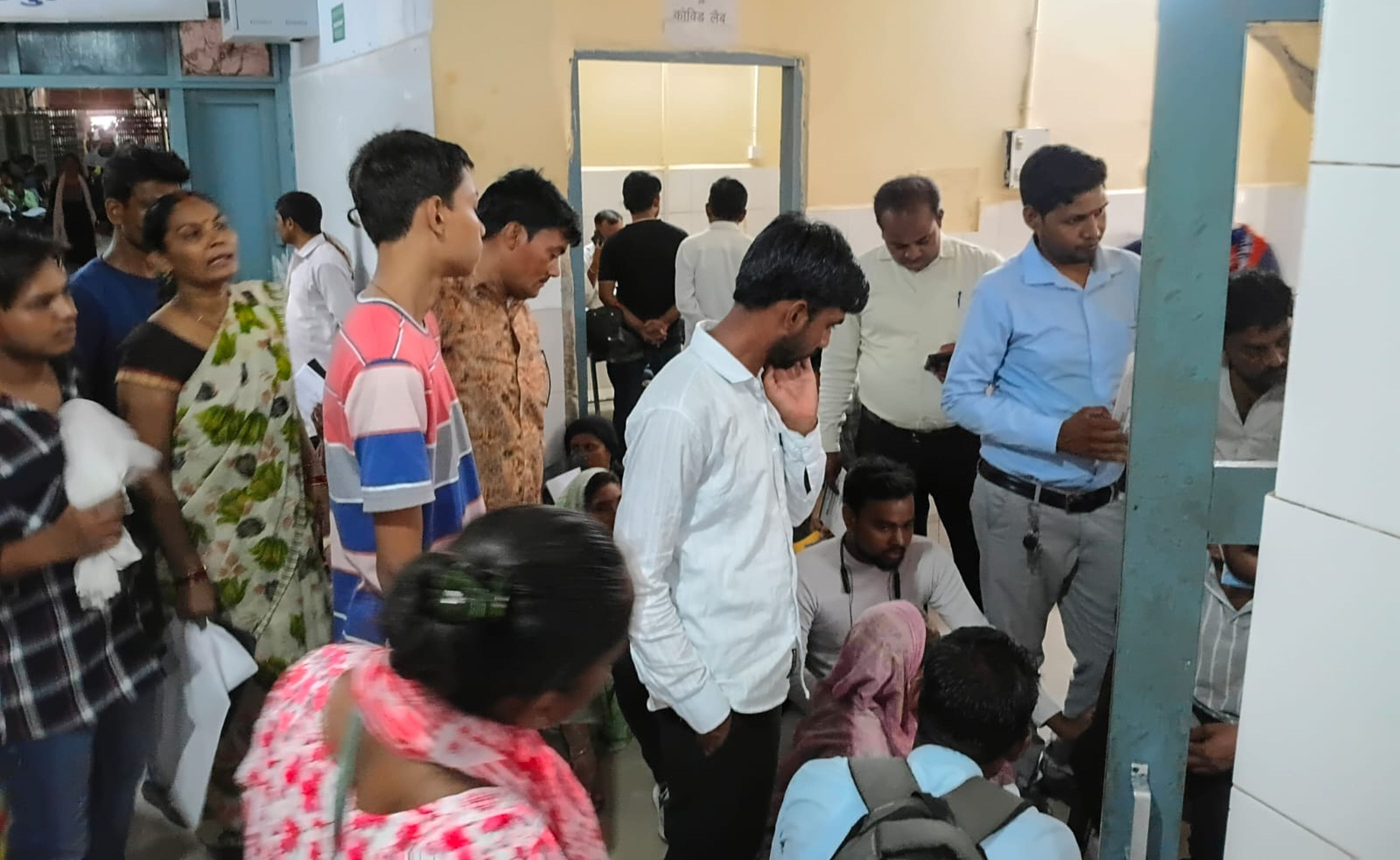 फोटो-05-जिला अस्पताल में ओपीडी के बाहर लगी मरीजों की भीड़। संवाद फोटो-05-जिला अस्पताल में ओपीडी के बाहर लगी मरीजों की भीड़। संवाद