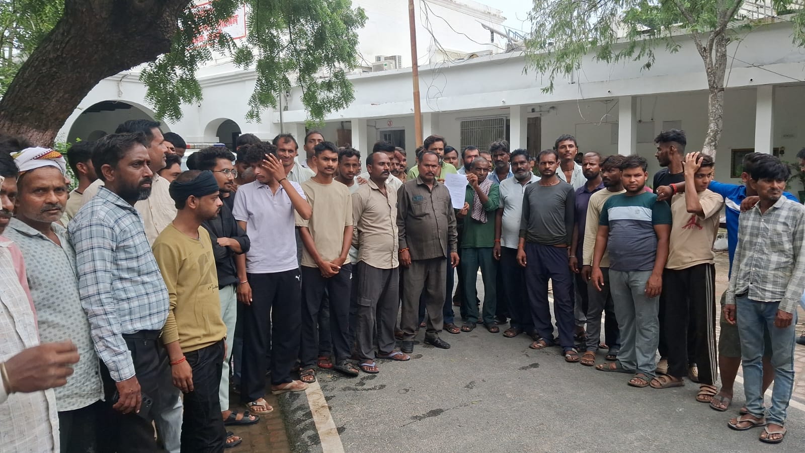 फोटो - 29 रगौली गांव को जोड़ने वाला पुल का ढहा हिस्सा। संवाद