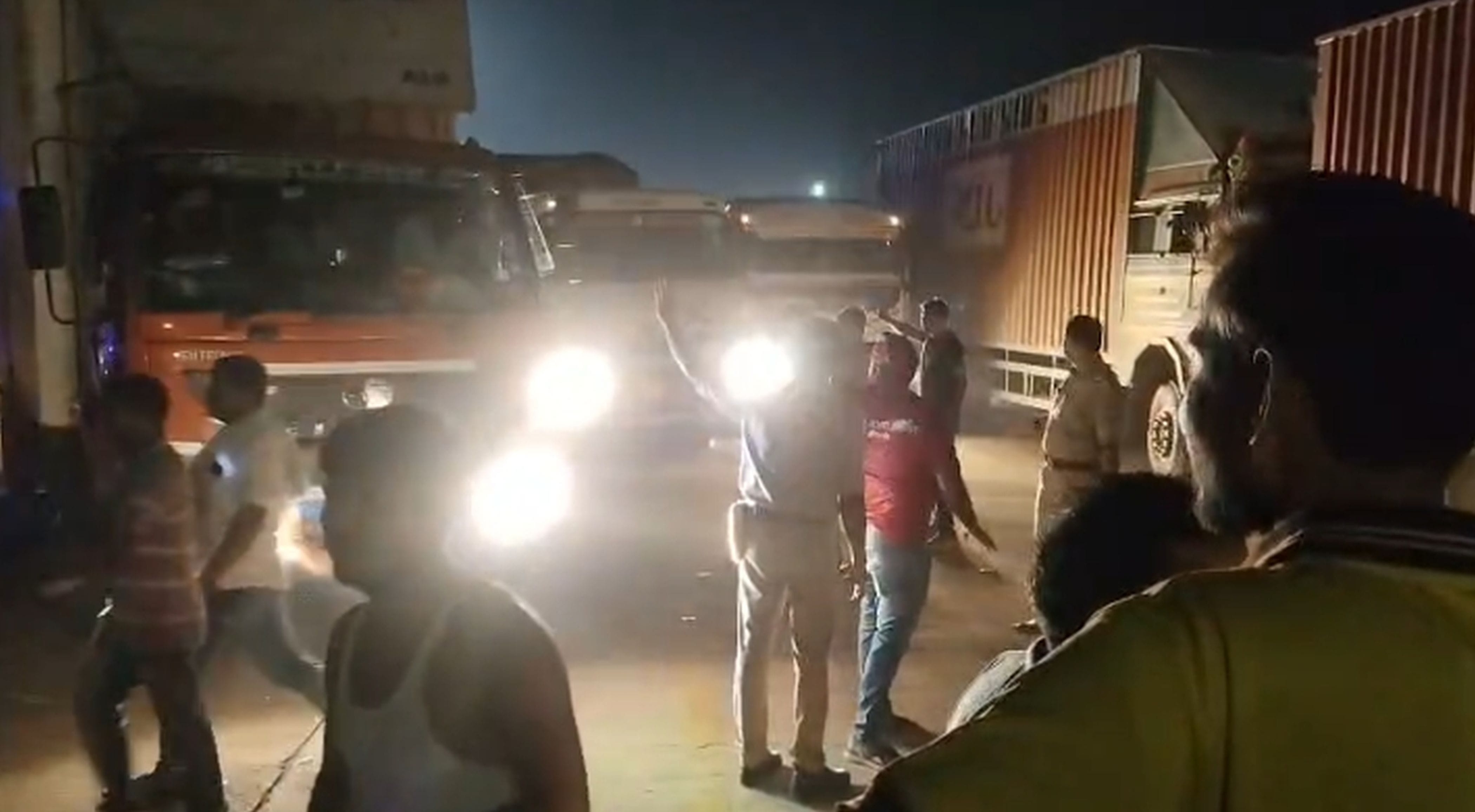 फोटो-30-हाइवे से चालकों को हटवाती पुलिस। स्रोत: वीडियो ग्रैब फोटो-30-हाइवे से चालकों को हटवाती पुलिस। स्रोत: वीडियो ग्रैब