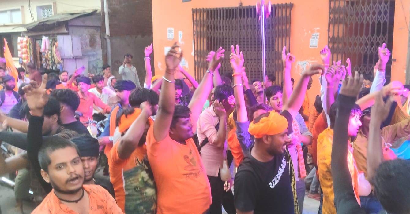 फोटो :33: महादेवी घाट से पैदल ही जल भरकर कांधे पर कांवड़ लेकर गौरी शंकर मंदिर पहुंचे कांवड़िया फोटो :33: महादेवी घाट से पैदल ही जल भरकर कांधे पर कांवड़ लेकर गौरी शंकर मंदिर पहुंचे कांवड़िया