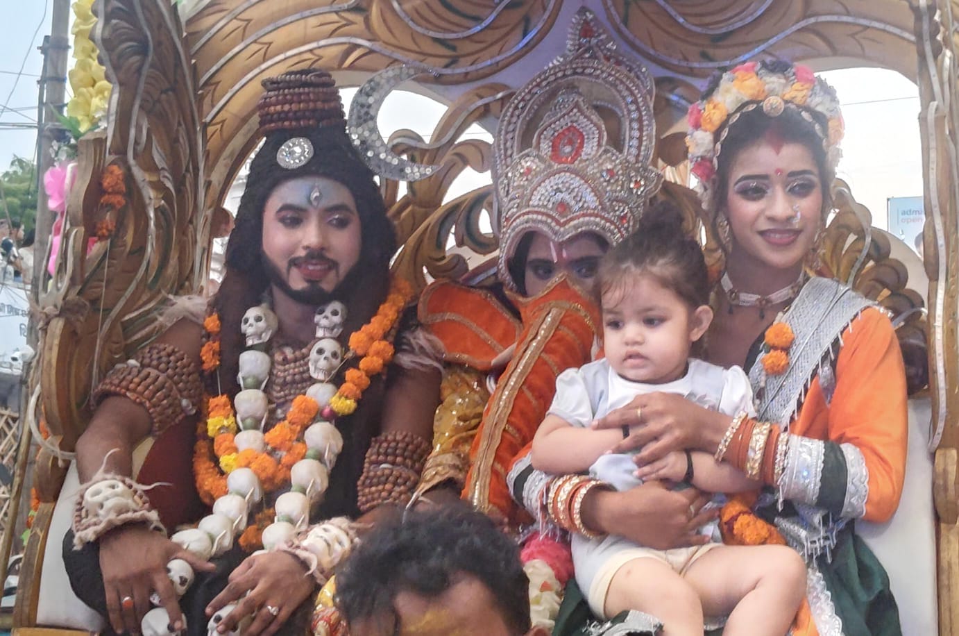 फोटो :33: महादेवी घाट से पैदल ही जल भरकर कांधे पर कांवड़ लेकर गौरी शंकर मंदिर पहुंचे कांवड़िया फोटो :33: महादेवी घाट से पैदल ही जल भरकर कांधे पर कांवड़ लेकर गौरी शंकर मंदिर पहुंचे कांवड़िया