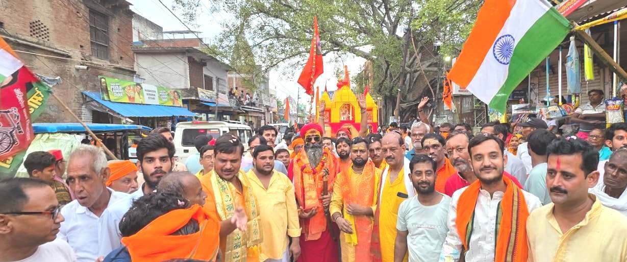 फोटो :33: महादेवी घाट से पैदल ही जल भरकर कांधे पर कांवड़ लेकर गौरी शंकर मंदिर पहुंचे कांवड़िया फोटो :33: महादेवी घाट से पैदल ही जल भरकर कांधे पर कांवड़ लेकर गौरी शंकर मंदिर पहुंचे कांवड़िया