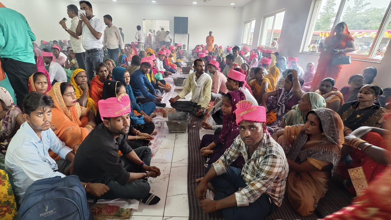 फोटो 36: शाहाबाद में समारोह में जोड़ों पर पुष्प वर्षा करतीं राज्यमंत्री रजनी तिवारी। स्रोत : सू