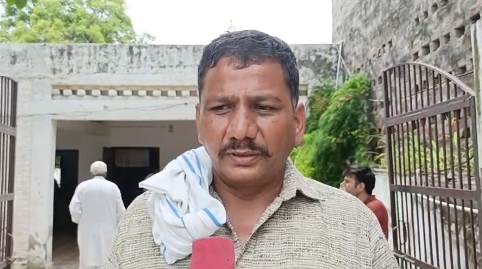 फोटो 72: बादली जल घर के एक कोने में पड़ी शराब और बीयर की खाली बोतले। (संवाद)