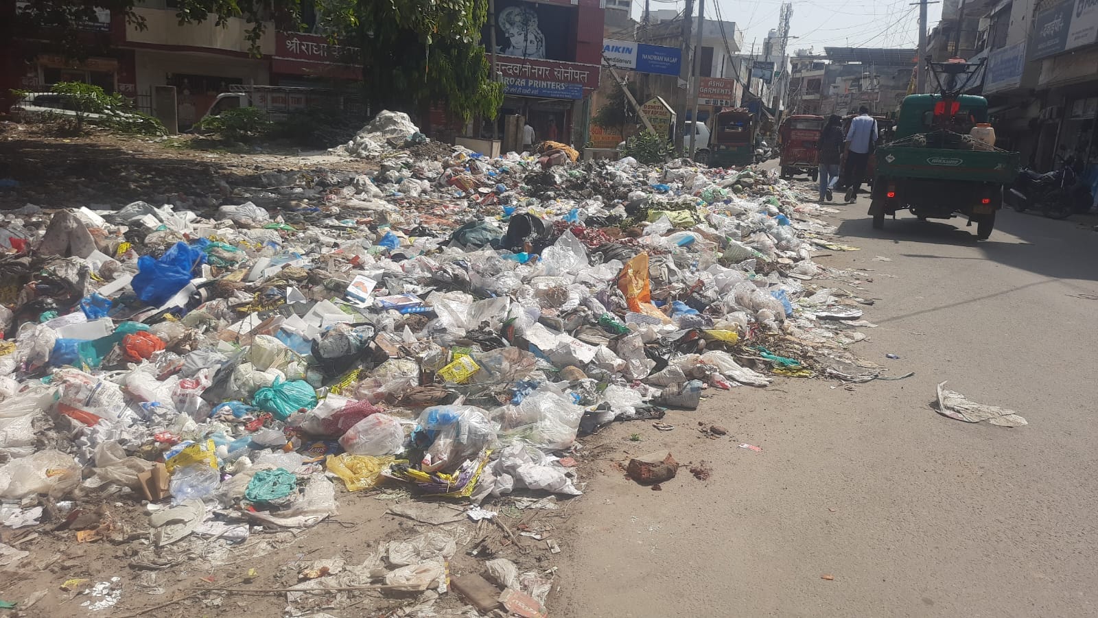 फोटो : सोनीपत में रेलवे रोड पर लोक निर्माण विभाग कार्यालय के बाहर डाले गए कूड़े के पास से मुंह फोटो : सोनीपत में रेलवे रोड पर लोक निर्माण विभाग कार्यालय के बाहर डाले गए कूड़े के पास से मुंह