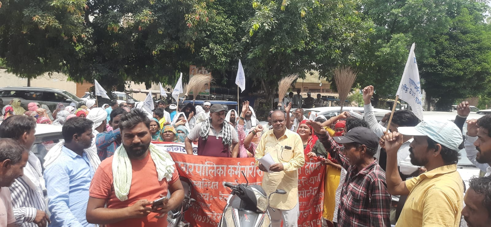 फोटो : सोनीपत में रेलवे रोड पर लोक निर्माण विभाग कार्यालय के बाहर डाले गए कूड़े के पास से मुंह फोटो : सोनीपत में रेलवे रोड पर लोक निर्माण विभाग कार्यालय के बाहर डाले गए कूड़े के पास से मुंह