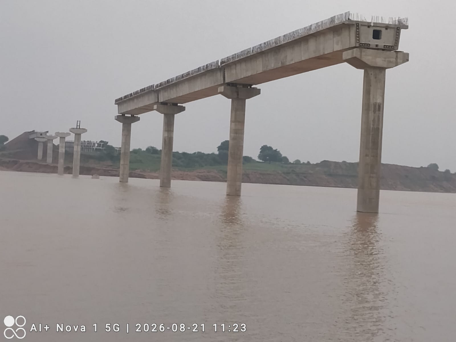 फोटो21एचएएमपी 26- लोहे के फ्रेम में वेल्डिंग करते कंपनी के कर्मचारी। संवाद फोटो21एचएएमपी 26- लोहे के फ्रेम में वेल्डिंग करते कंपनी के कर्मचारी। संवाद