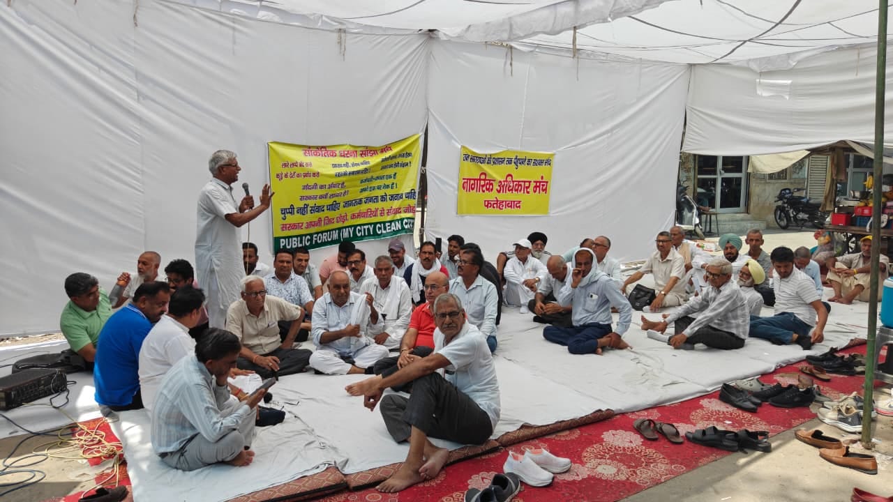 फतेहाबाद। शहर के जगजीवनपुरा मोहल्ले के मोड़ पर लगा कूड़े का ढेर। संवाद फतेहाबाद। शहर के जगजीवनपुरा मोहल्ले के मोड़ पर लगा कूड़े का ढेर। संवाद