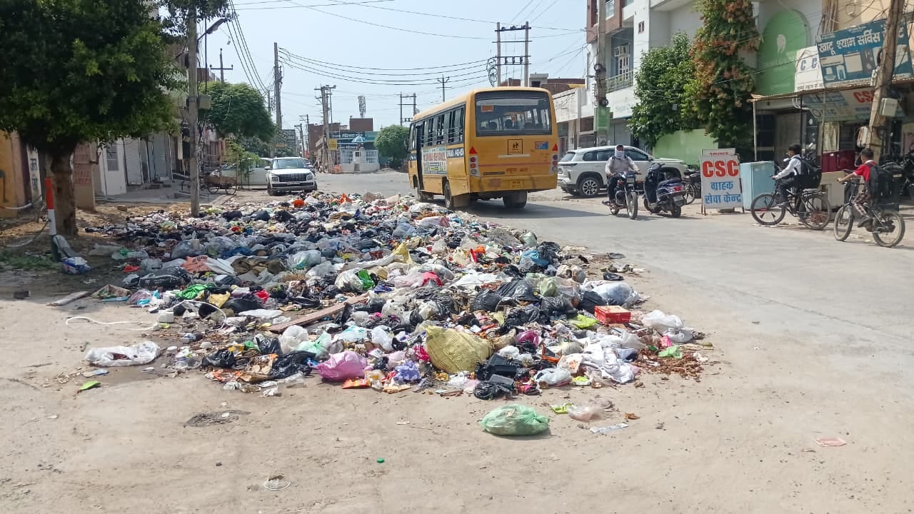 फतेहाबाद। शहर के जगजीवनपुरा मोहल्ले के मोड़ पर लगा कूड़े का ढेर। संवाद फतेहाबाद। शहर के जगजीवनपुरा मोहल्ले के मोड़ पर लगा कूड़े का ढेर। संवाद