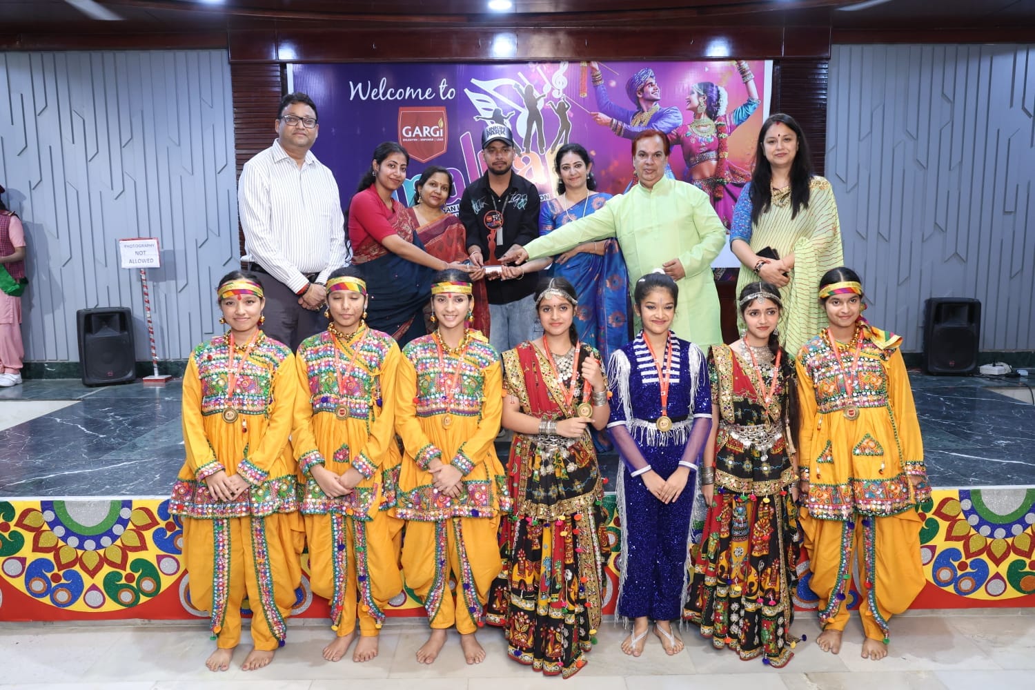 गार्गी गर्ल्स स्कूल गंगानगर में मल्हार प्रतियोगिता में सांस्कृतिक डांस प्रस्तुति देती छात्राएं। गार्गी गर्ल्स स्कूल गंगानगर में मल्हार प्रतियोगिता में सांस्कृतिक डांस प्रस्तुति देती छात्राएं।