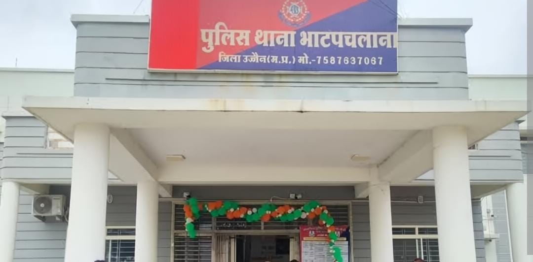 घूंघट उठाकर देखा तो निकला युवक घूंघट उठाकर देखा तो निकला युवक