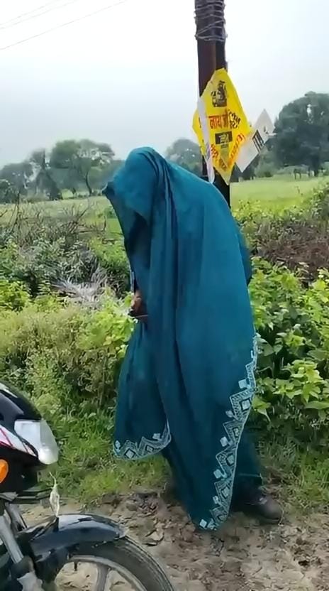घूंघट उठाकर देखा तो निकला युवक घूंघट उठाकर देखा तो निकला युवक