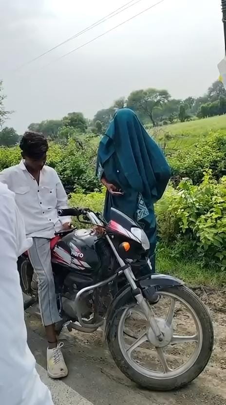घूंघट उठाकर देखा तो निकला युवक घूंघट उठाकर देखा तो निकला युवक