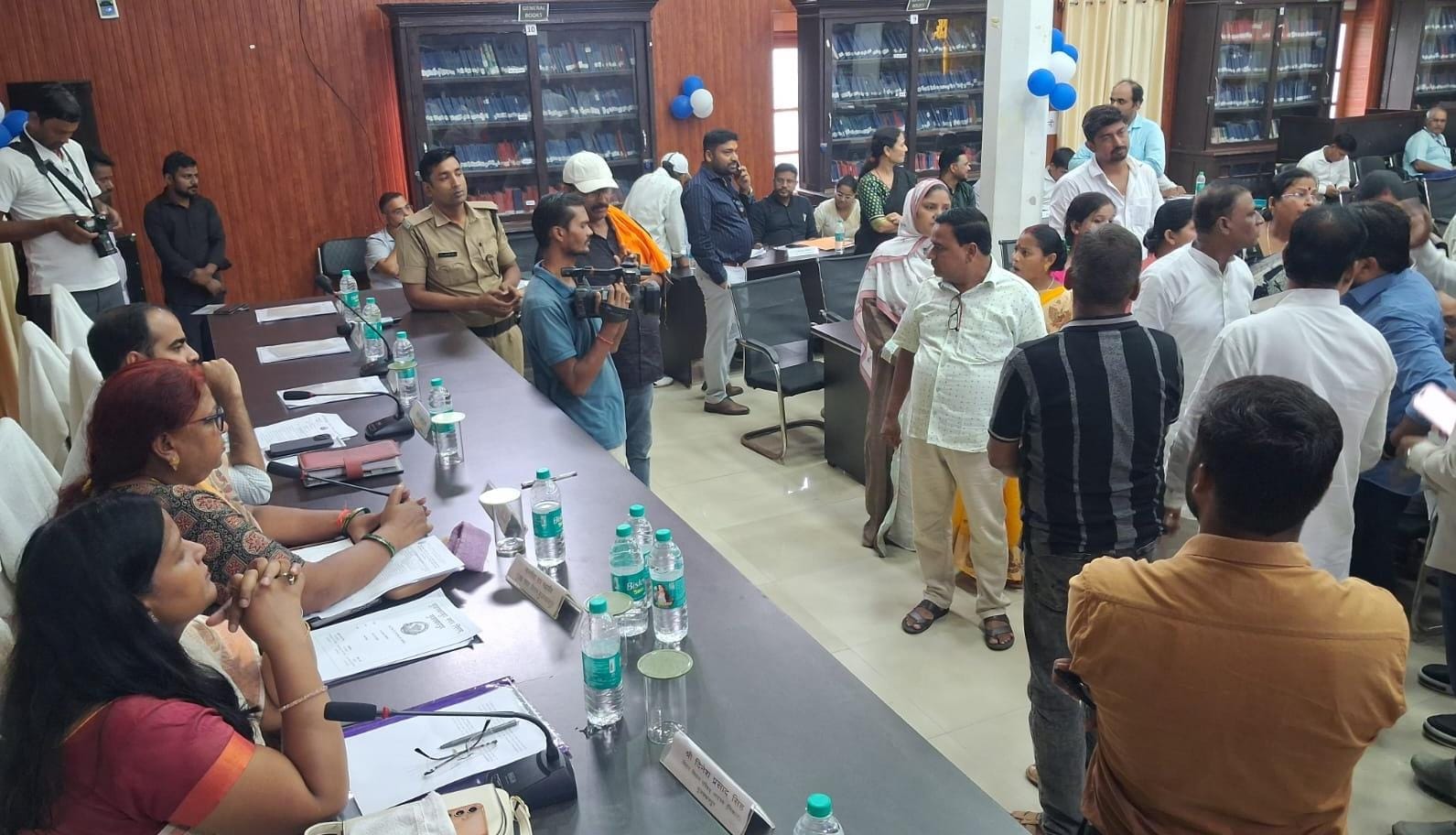 हंगामा की भेंट चढ़ी नगर निगम बैठक हंगामा की भेंट चढ़ी नगर निगम बैठक