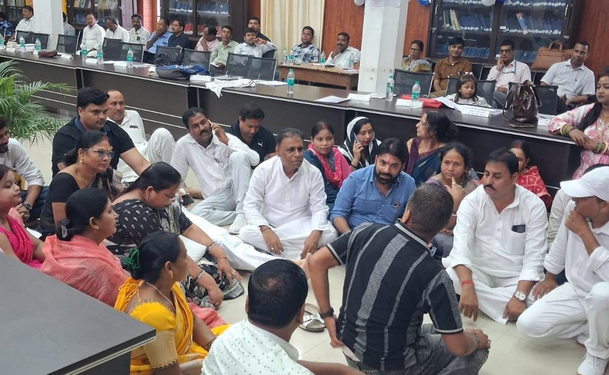 हंगामा की भेंट चढ़ी नगर निगम बैठक हंगामा की भेंट चढ़ी नगर निगम बैठक