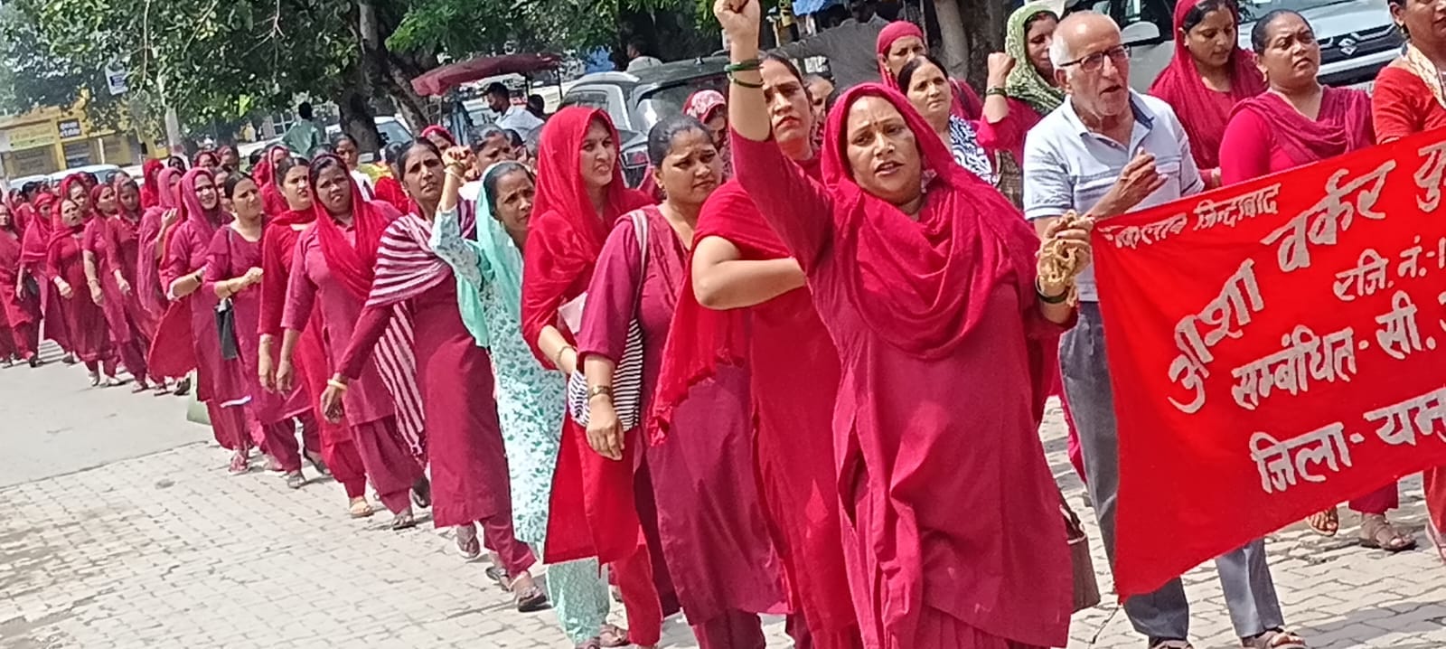 जगाधरी अनाज मंडी में सरकार विरोधी नारेबाजी करती आशा वर्कर। संवाद जगाधरी अनाज मंडी में सरकार विरोधी नारेबाजी करती आशा वर्कर। संवाद