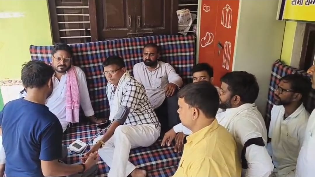 जमानिया नगर पालिका परिषद में झुनझुना बजा कर धरना प्रदर्शन करते सभासदगण।संवाद जमानिया नगर पालिका परिषद में झुनझुना बजा कर धरना प्रदर्शन करते सभासदगण।संवाद