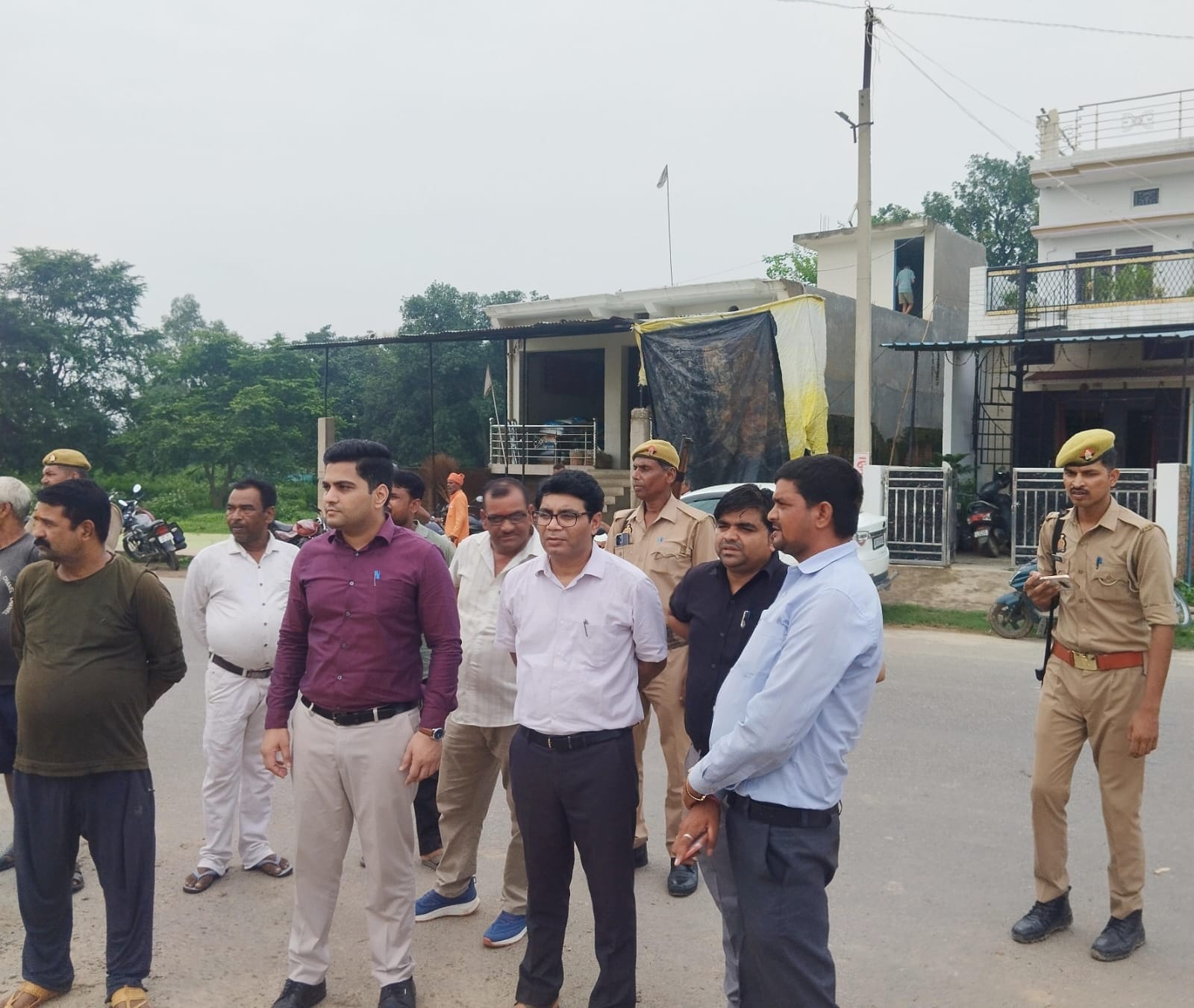 जेसीबी से मकान ढहाते कर्मचारी। जेसीबी से मकान ढहाते कर्मचारी।
