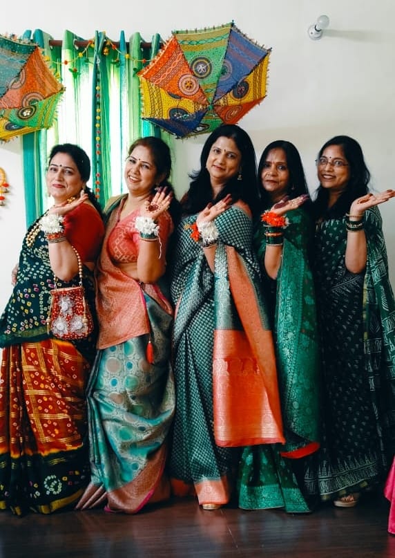 झूले का लिया आनंद, लोकगीतों पर थिरकीं सहेलियां