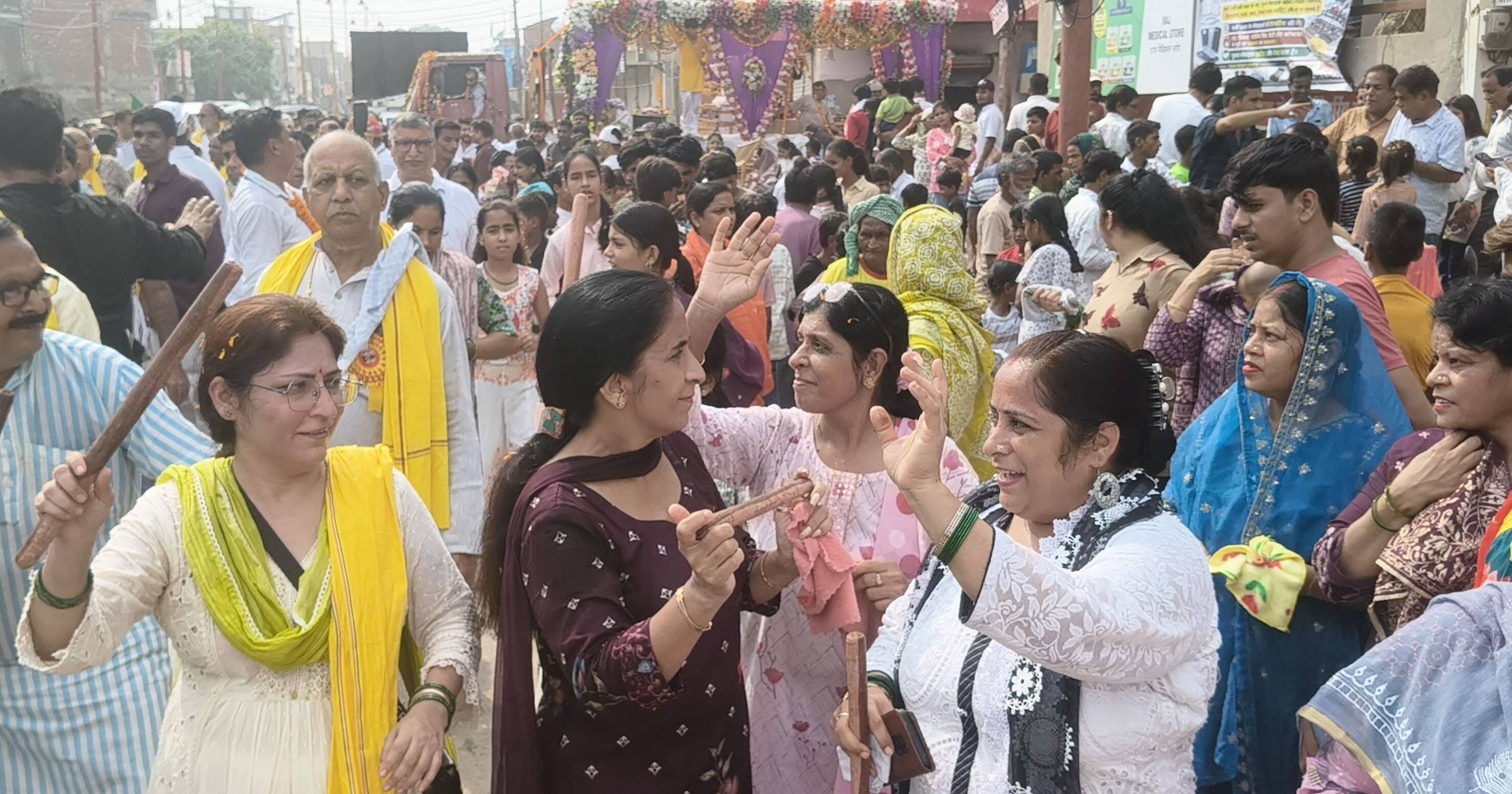 झूले लाल महोत्सव पर निकली शोभायात्रा में नृत्य करते लोग झूले लाल महोत्सव पर निकली शोभायात्रा में नृत्य करते लोग