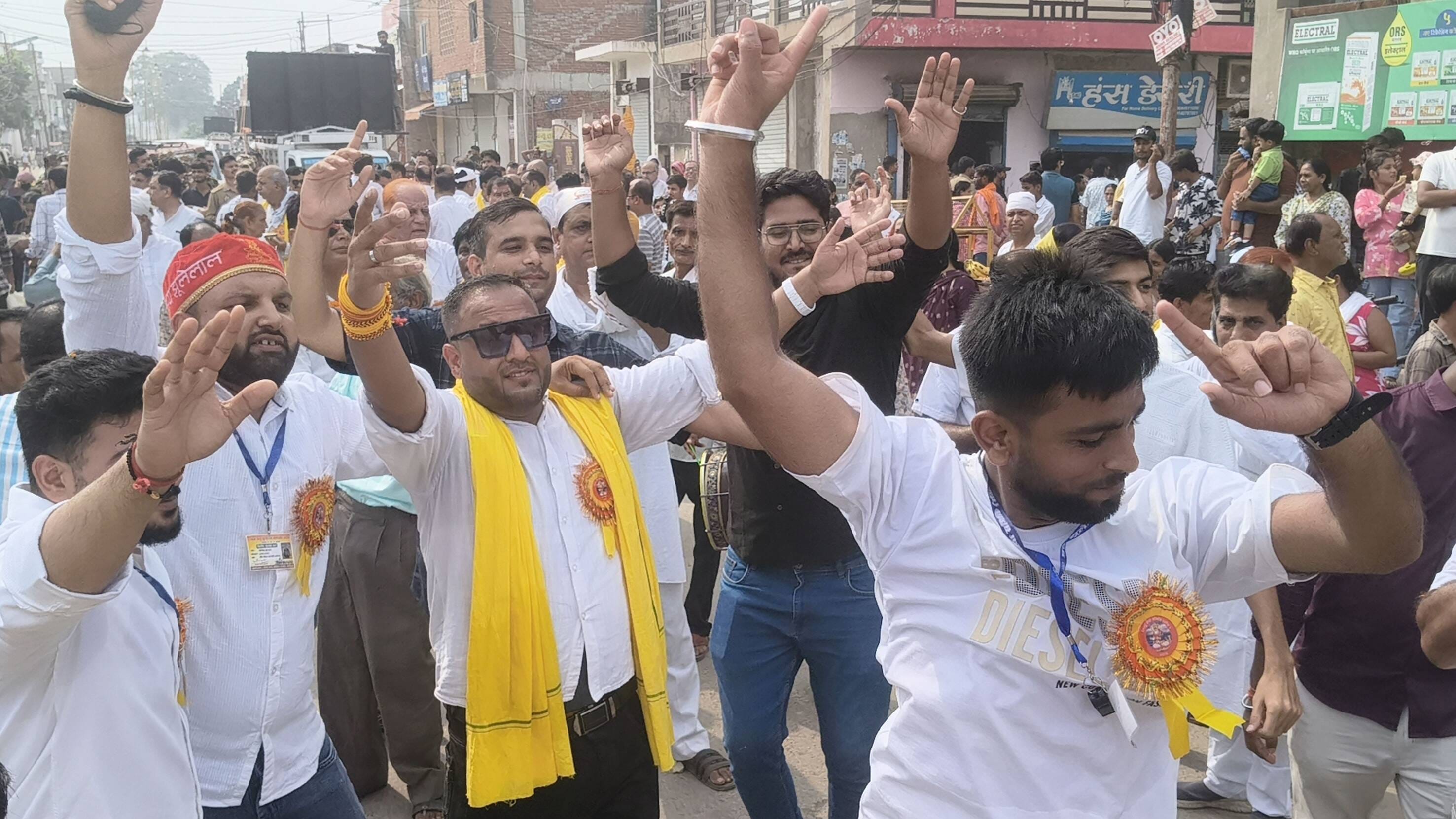 झूले लाल महोत्सव पर निकली शोभायात्रा में नृत्य करते लोग झूले लाल महोत्सव पर निकली शोभायात्रा में नृत्य करते लोग