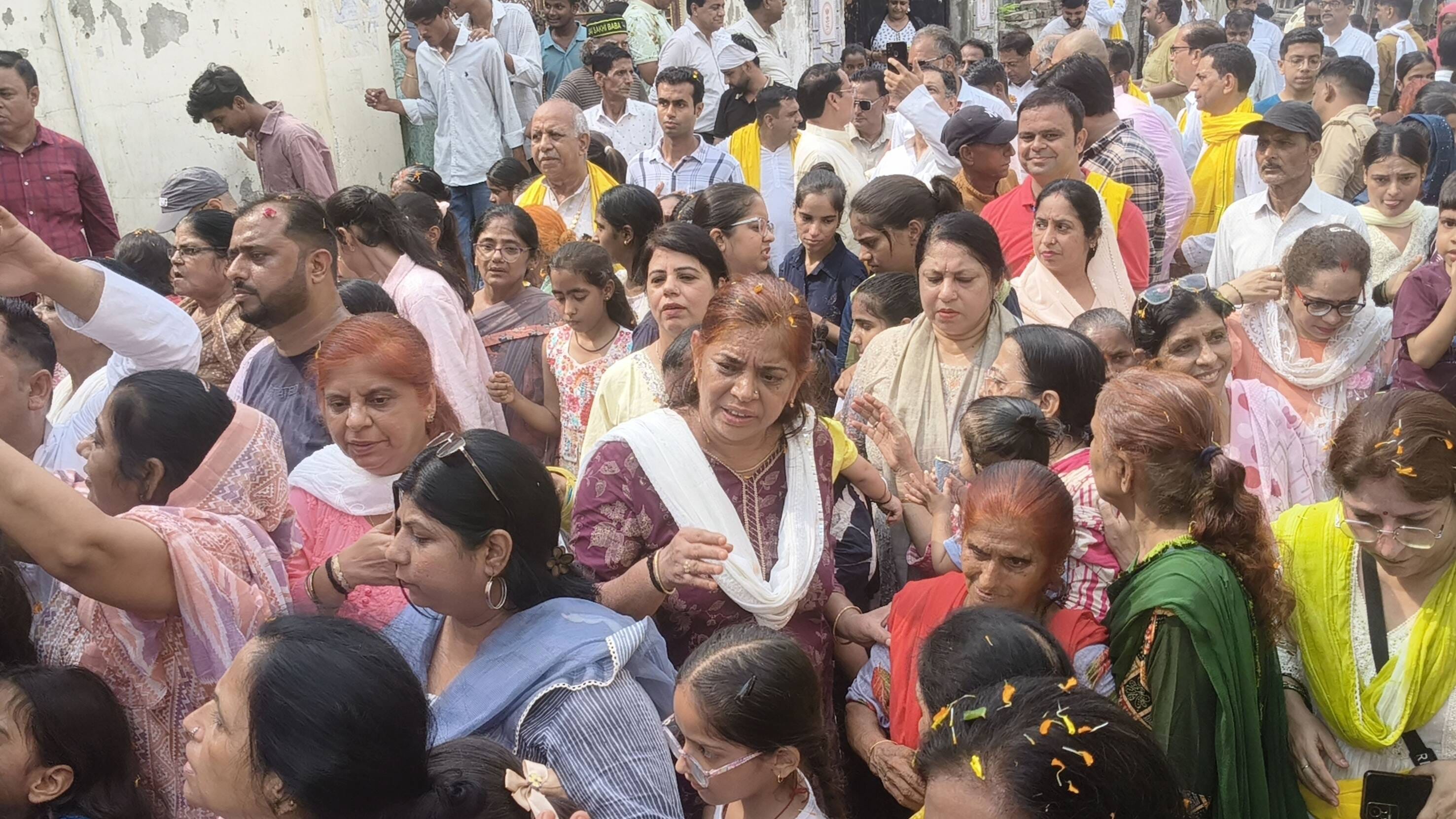 झूले लाल महोत्सव पर निकली शोभायात्रा में नृत्य करते लोग झूले लाल महोत्सव पर निकली शोभायात्रा में नृत्य करते लोग