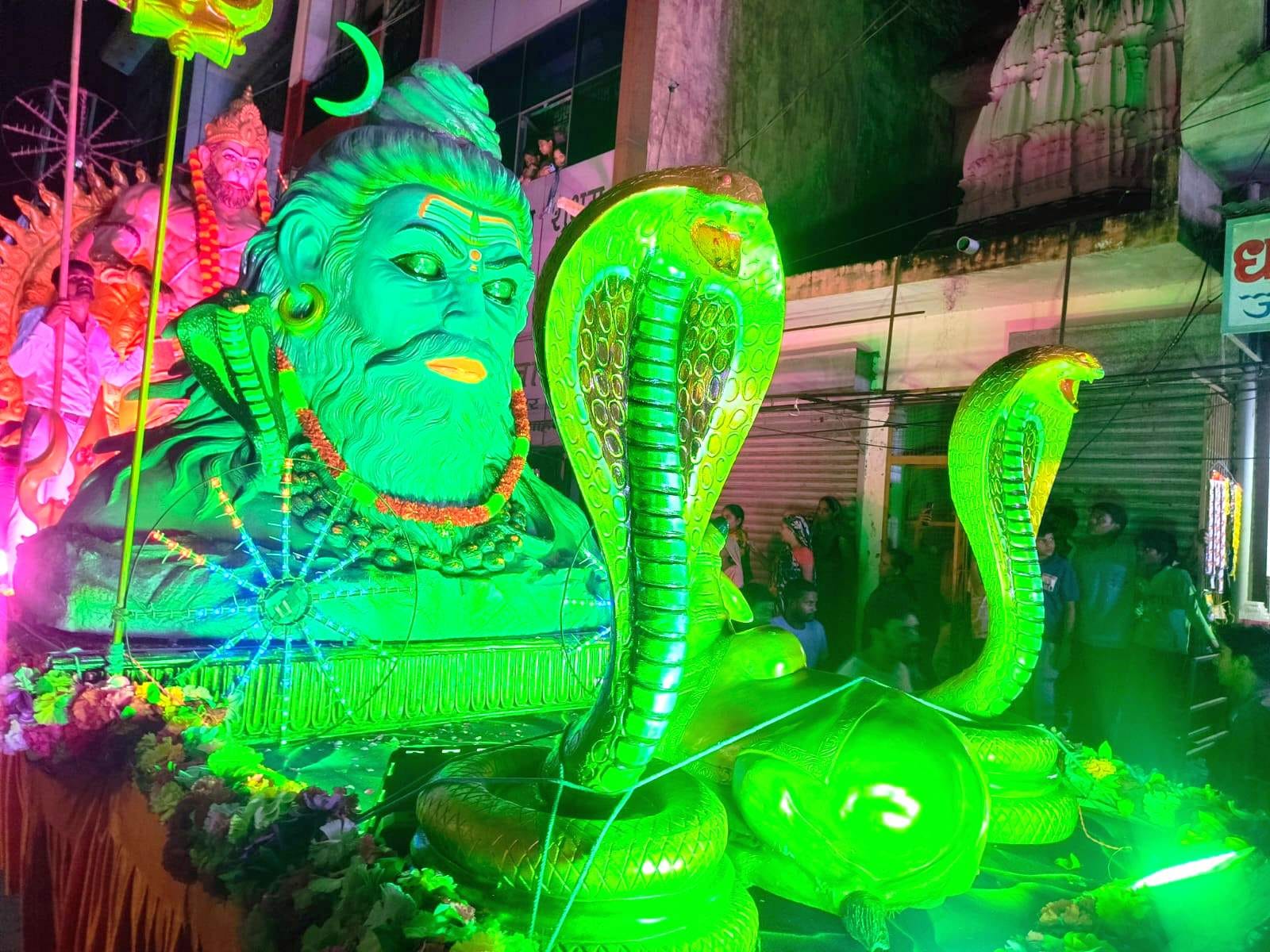 कीलों पर लेट-लेटकर कांवड़ चढ़ाने जाते विशेष गुप्ता। संवाद