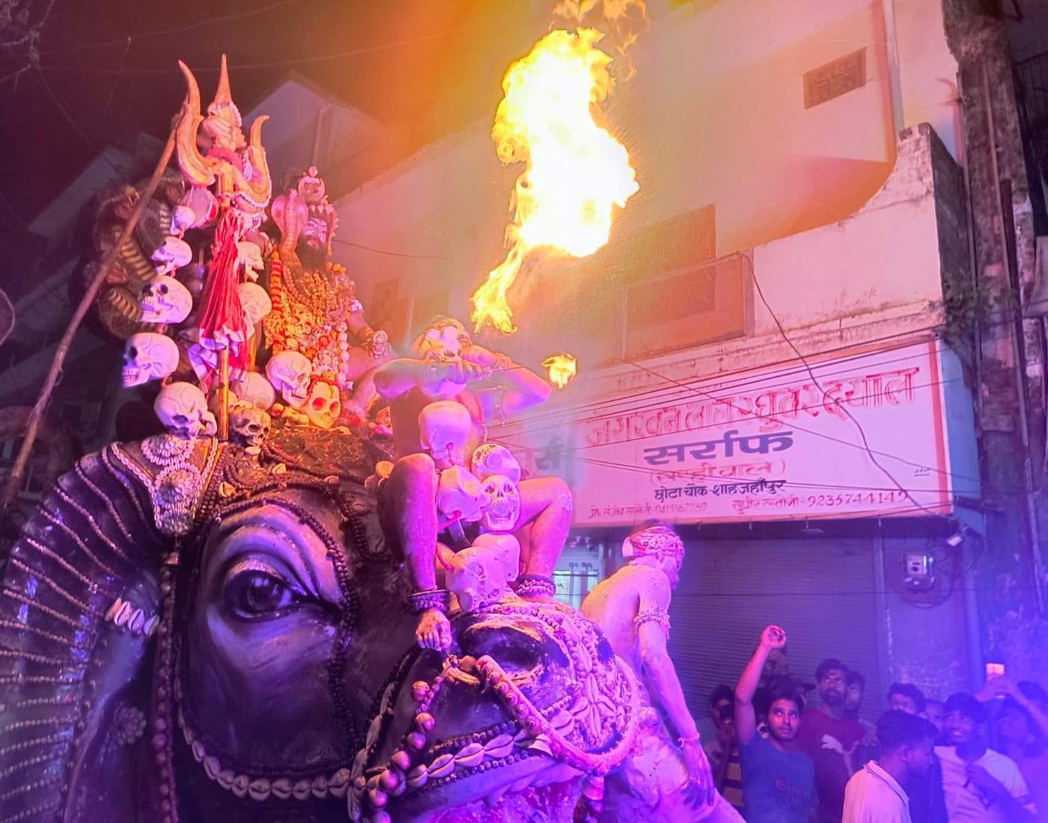 कीलों पर लेट-लेटकर कांवड़ चढ़ाने जाते विशेष गुप्ता। संवाद