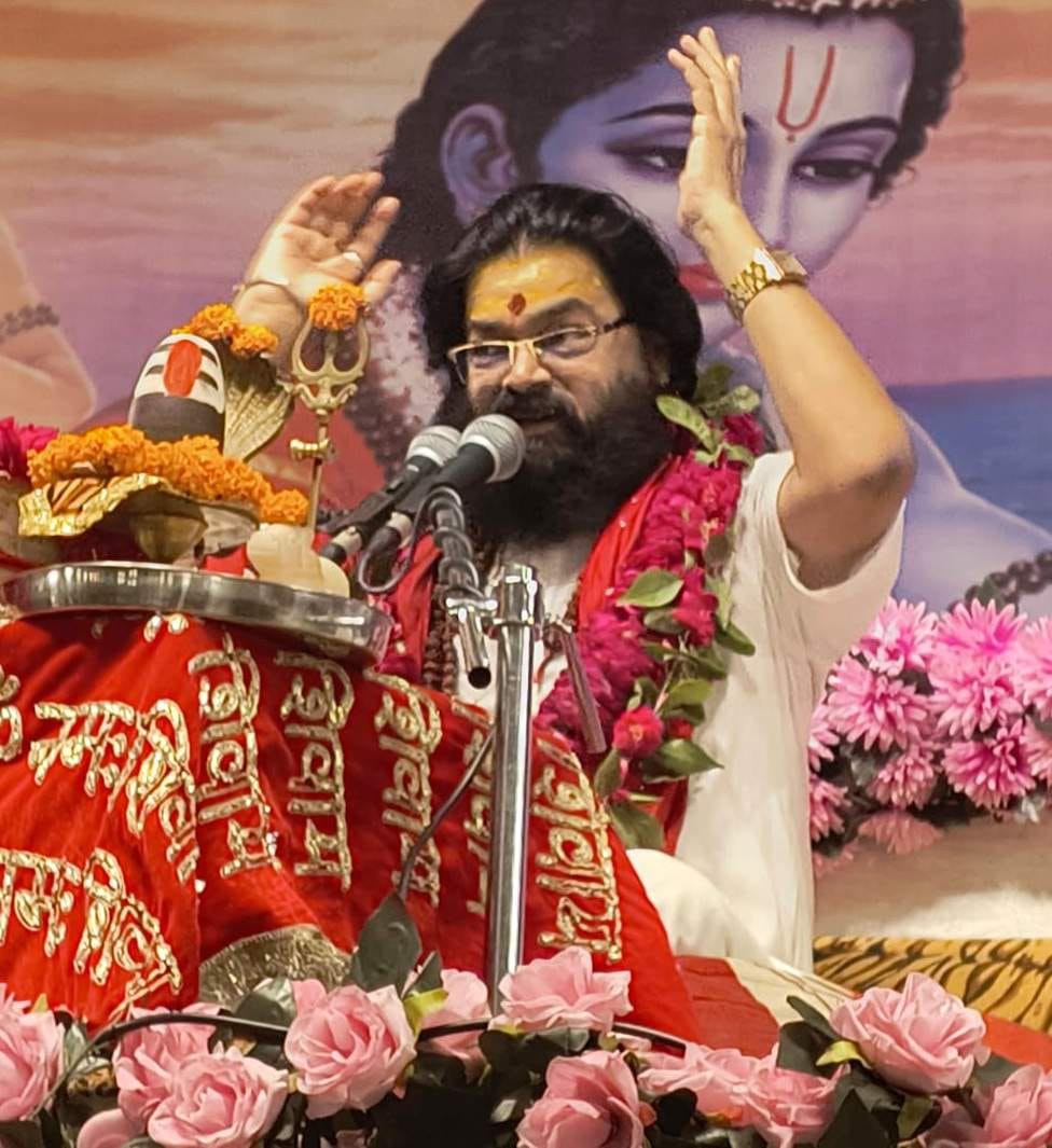 कीलों पर लेट-लेटकर कांवड़ चढ़ाने जाते विशेष गुप्ता। संवाद