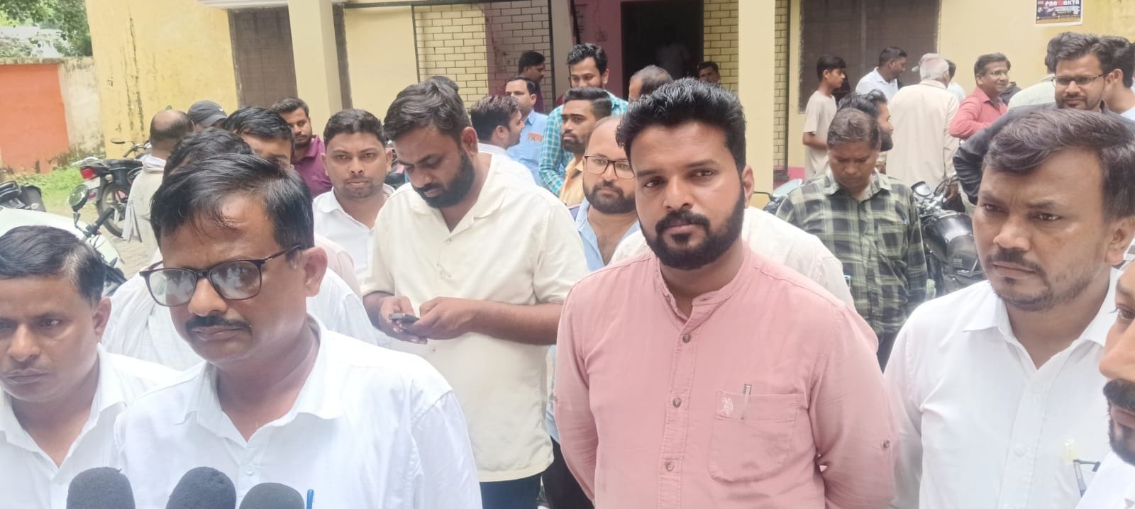 करनैलगंज व सदर तहसील में प्रदर्शन करते लेखपाल। संवाद करनैलगंज व सदर तहसील में प्रदर्शन करते लेखपाल। संवाद