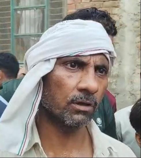 कांधला में गुलिस्ता की हत्या के बाद जमा लोगों की भीड़। संवाद कांधला में गुलिस्ता की हत्या के बाद जमा लोगों की भीड़। संवाद