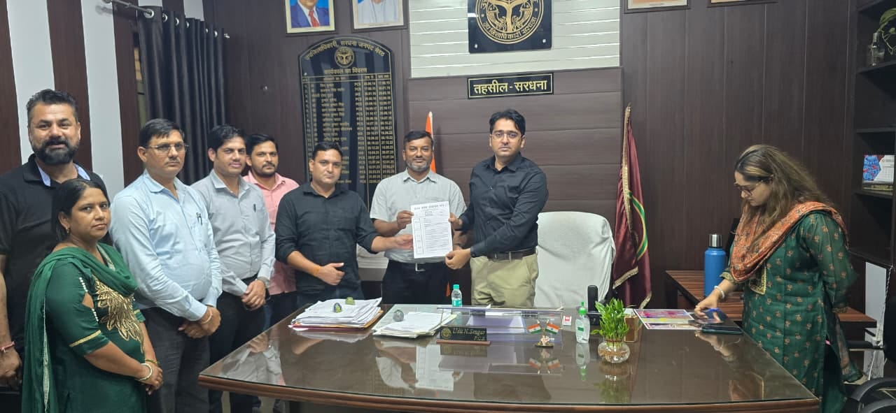 लेखपाल संघ के बैनर तले तहसील में धरना देते लेखपाल। (मवाना)