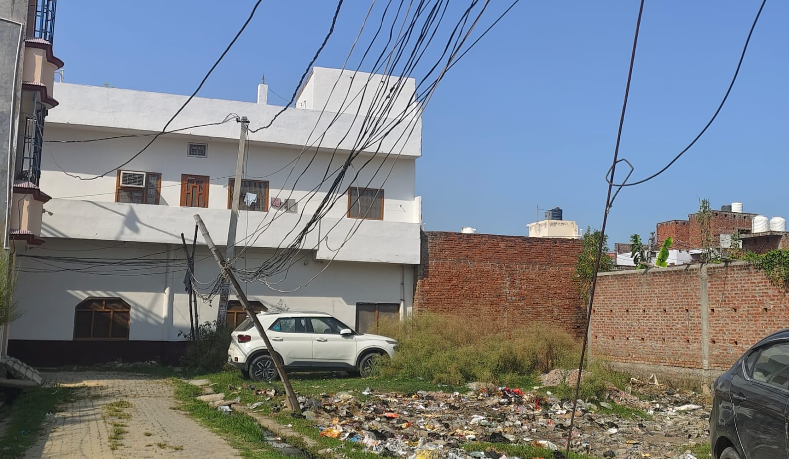 मोहल्ला शास्त्री नगर में बांस बल्लियों पर झूल रहे तार। संवाद मोहल्ला शास्त्री नगर में बांस बल्लियों पर झूल रहे तार। संवाद