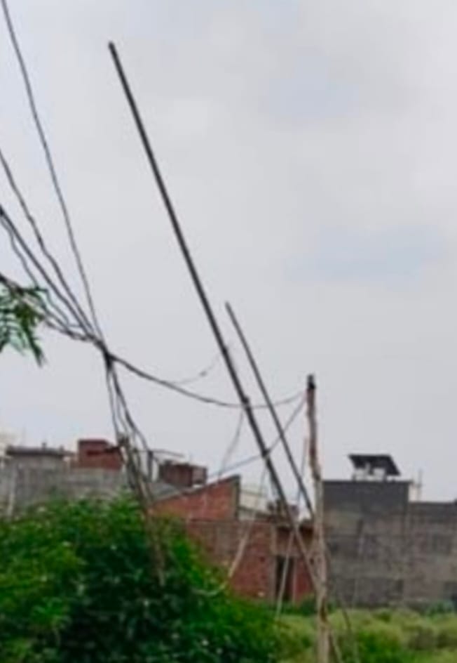 मोहल्ला शास्त्री नगर में बांस बल्लियों पर झूल रहे तार। संवाद मोहल्ला शास्त्री नगर में बांस बल्लियों पर झूल रहे तार। संवाद