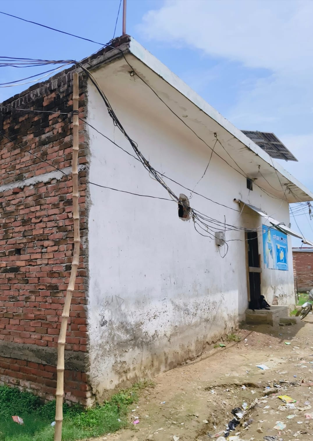 मोहल्ला शास्त्री नगर में बांस बल्लियों पर झूल रहे तार। संवाद मोहल्ला शास्त्री नगर में बांस बल्लियों पर झूल रहे तार। संवाद