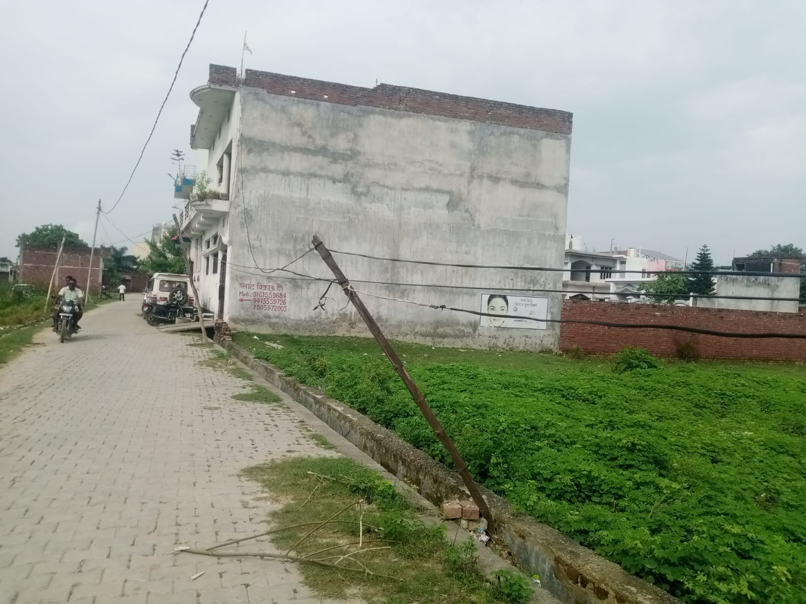 मोहल्ला शास्त्री नगर में बांस बल्लियों पर झूल रहे तार। संवाद मोहल्ला शास्त्री नगर में बांस बल्लियों पर झूल रहे तार। संवाद