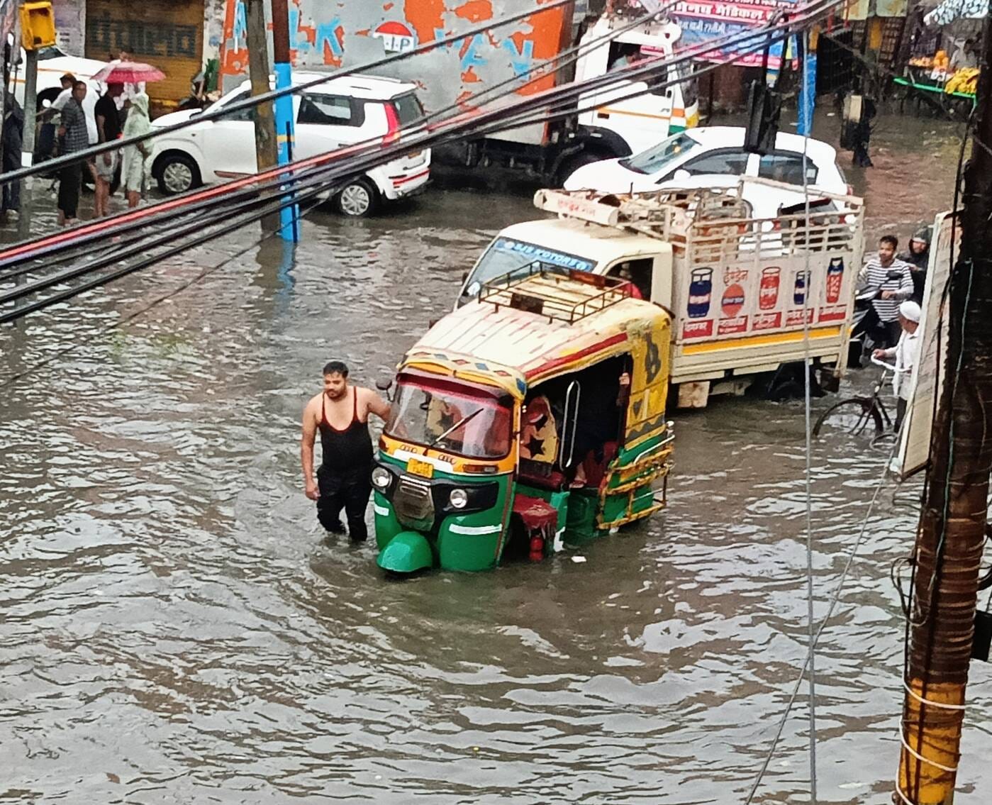 मेरठ रोड स्थित बिजलीघर में भरा बारिश का पानी। (मवाना) मेरठ रोड स्थित बिजलीघर में भरा बारिश का पानी। (मवाना)