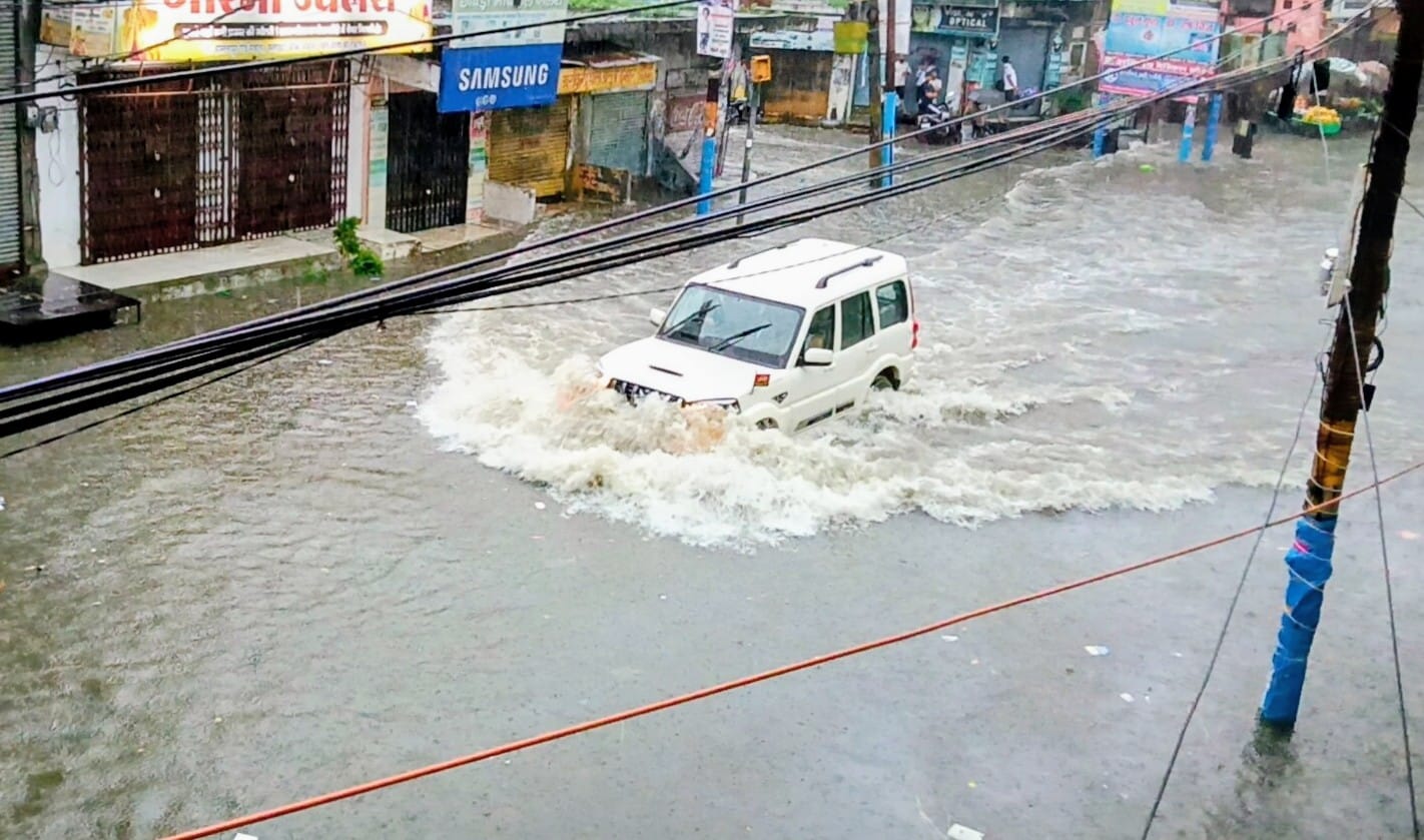 मेरठ रोड स्थित बिजलीघर में भरा बारिश का पानी। (मवाना) मेरठ रोड स्थित बिजलीघर में भरा बारिश का पानी। (मवाना)