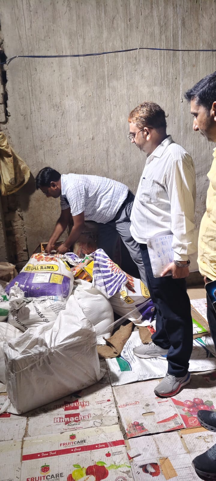 मिठाई की दुकान में जांच के लिए पहुंची टीम। मिठाई की दुकान में जांच के लिए पहुंची टीम।