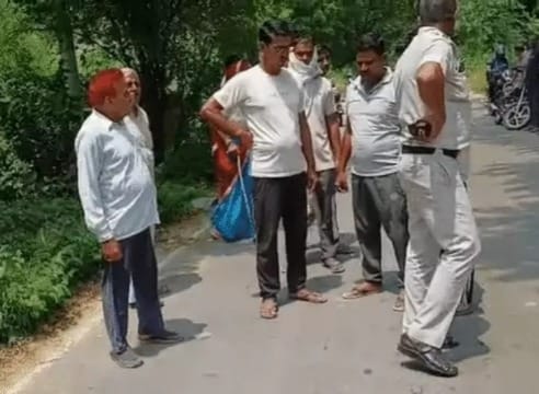 नंबर प्लेट पर टेप लगाई हुई बाइक पर सवार थे जतिन, हिमेश और यशपाल। संवाद