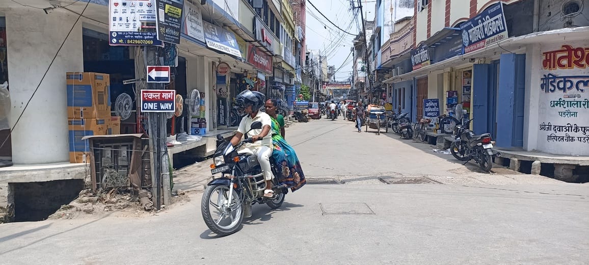 पडरौना शहर के धर्मशाला रोड जाने वाली सड़क पर पसरा सन्नाटा। संवाद पडरौना शहर के धर्मशाला रोड जाने वाली सड़क पर पसरा सन्नाटा। संवाद