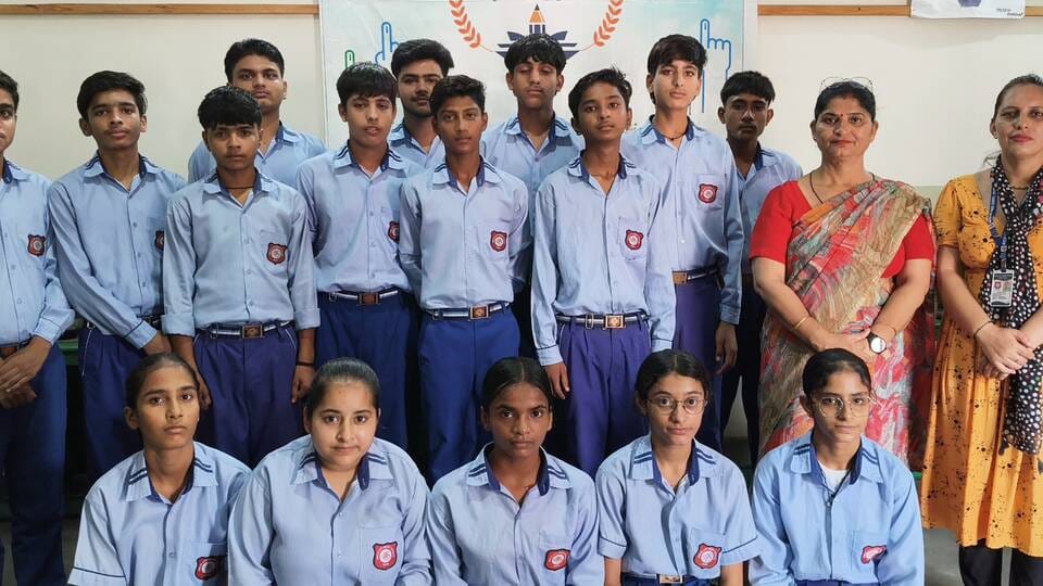 प्रताप पब्लिक स्कूल जुंडला में मतदान के बाद अंगुली पर लगी स्याही दिखाते विद्यार्थी संवाद प्रताप पब्लिक स्कूल जुंडला में मतदान के बाद अंगुली पर लगी स्याही दिखाते विद्यार्थी संवाद