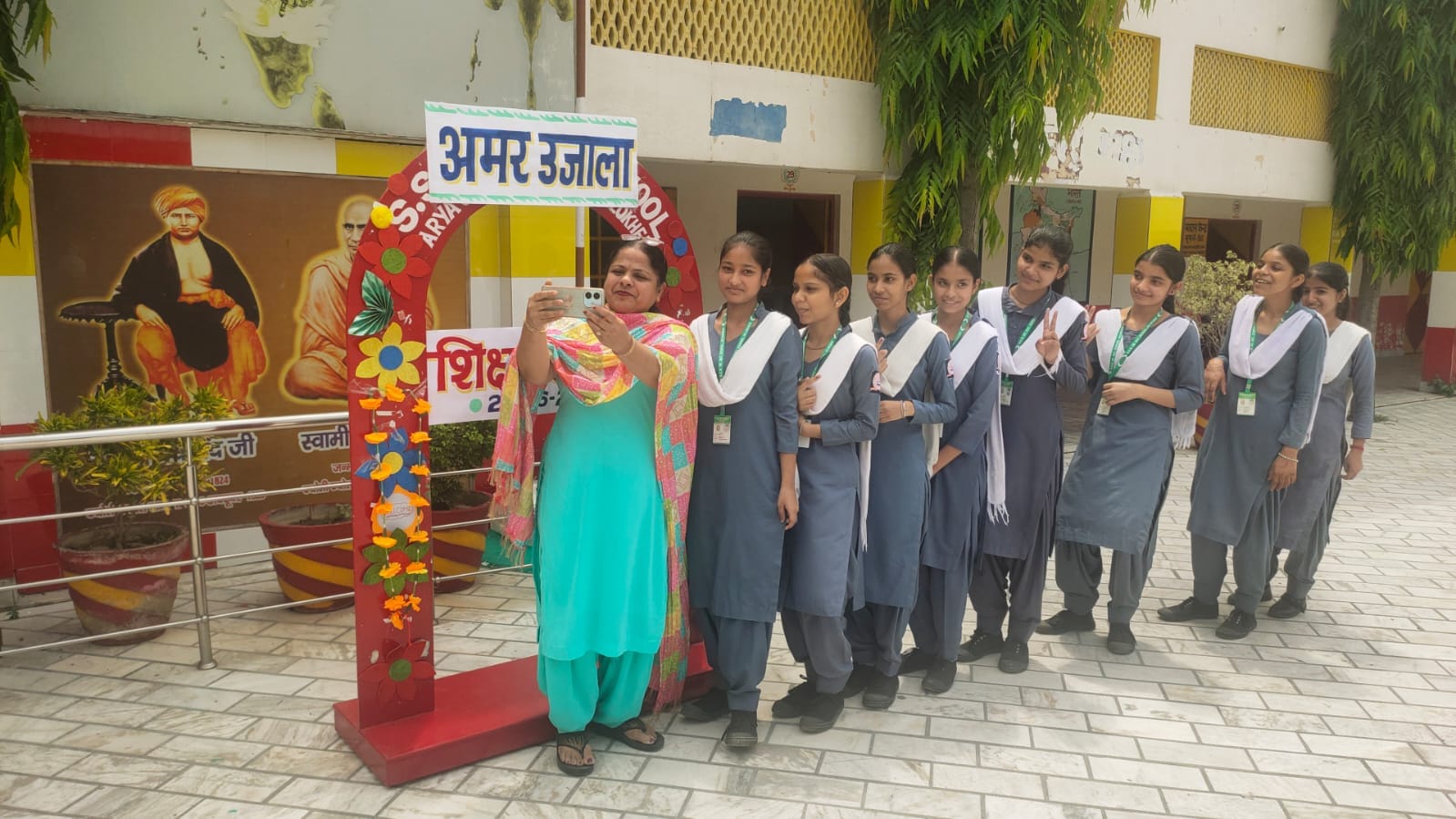 प्रताप पब्लिक स्कूल जुंडला में मतदान के बाद अंगुली पर लगी स्याही दिखाते विद्यार्थी संवाद प्रताप पब्लिक स्कूल जुंडला में मतदान के बाद अंगुली पर लगी स्याही दिखाते विद्यार्थी संवाद