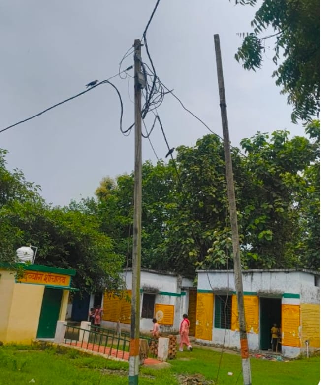 प्राथमिक विद्यालय तारीन टिकली के ऊपर से निकले बिजली के तार। संवाद