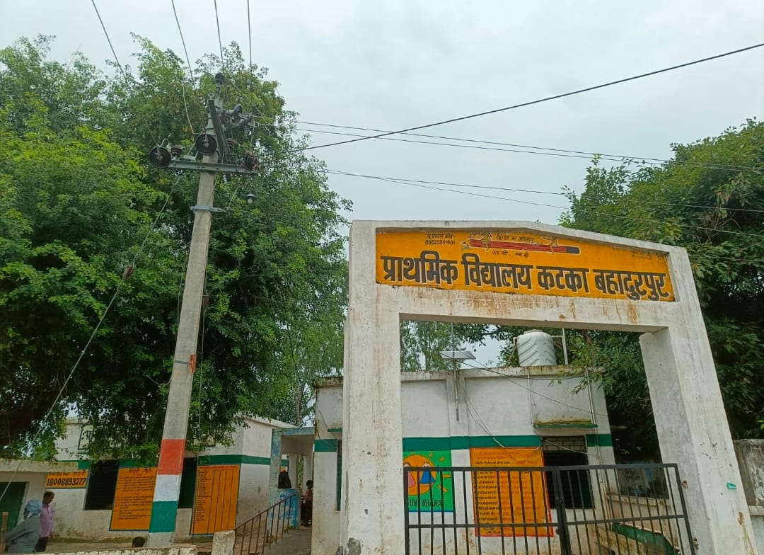 प्राथमिक विद्यालय तारीन टिकली के ऊपर से निकले बिजली के तार। संवाद