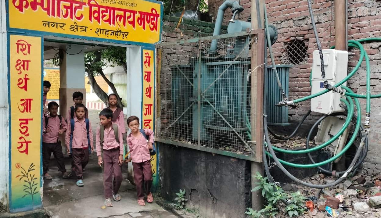 प्राथमिक विद्यालय तारीन टिकली के ऊपर से निकले बिजली के तार। संवाद