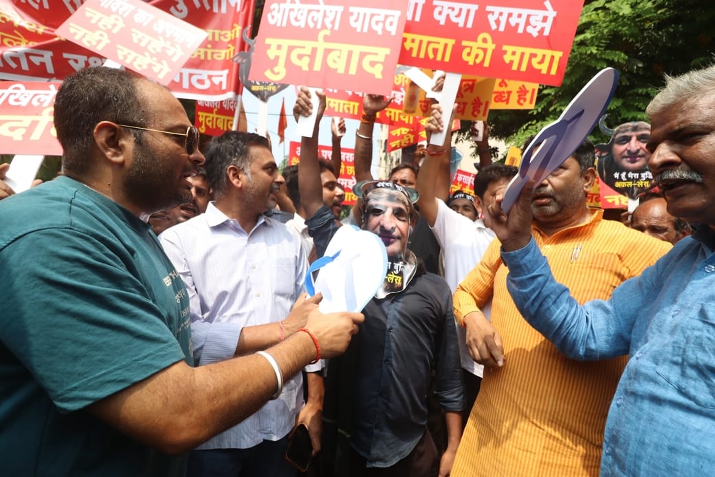 प्रदर्शन करते सनातन रक्षा संगठन के लोग।