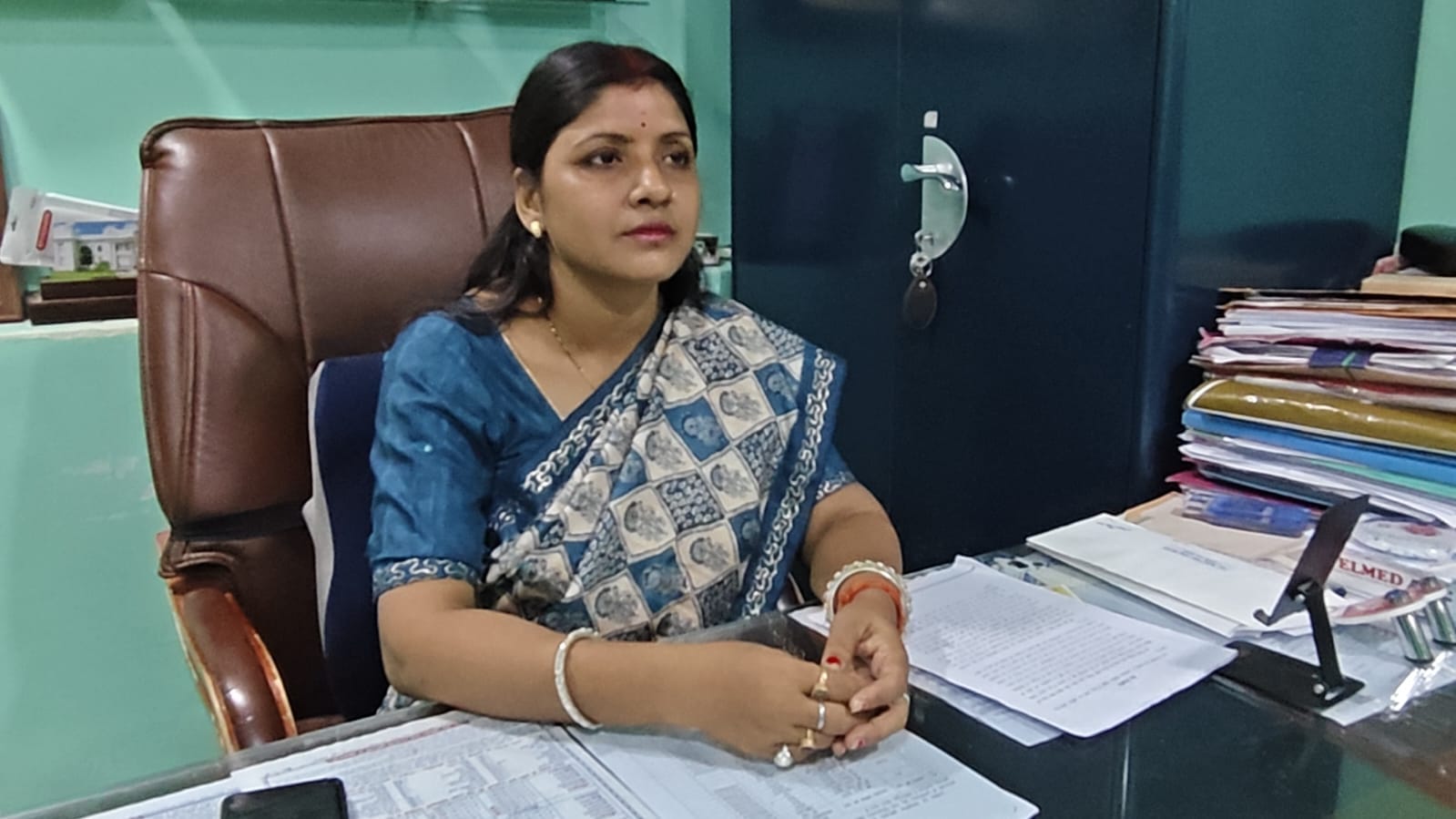 पत्रकारों से बातचीत करते गया जिले के जिला परिषद अध्यक्ष नैना कुमारी, शिकायत पत्र और जिला परिषद पत्रकारों से बातचीत करते गया जिले के जिला परिषद अध्यक्ष नैना कुमारी, शिकायत पत्र और जिला परिषद